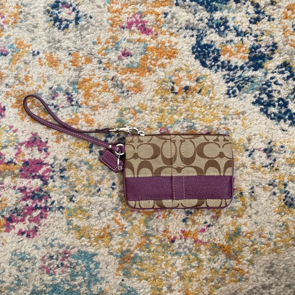 Coach Handbags - 📦 4/$20 Coach Wristlet